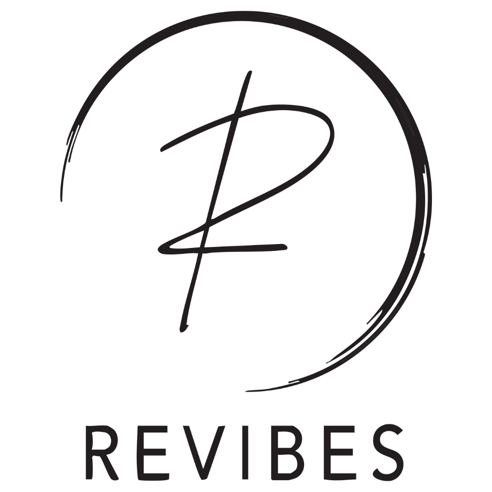 Se llama Revibes, ya tengo el dominio: revibescr.com y el Instagram también es revibescr